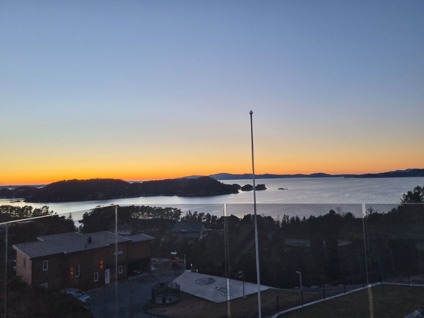 Pastellfarget kveldshimmel over rolig sjø